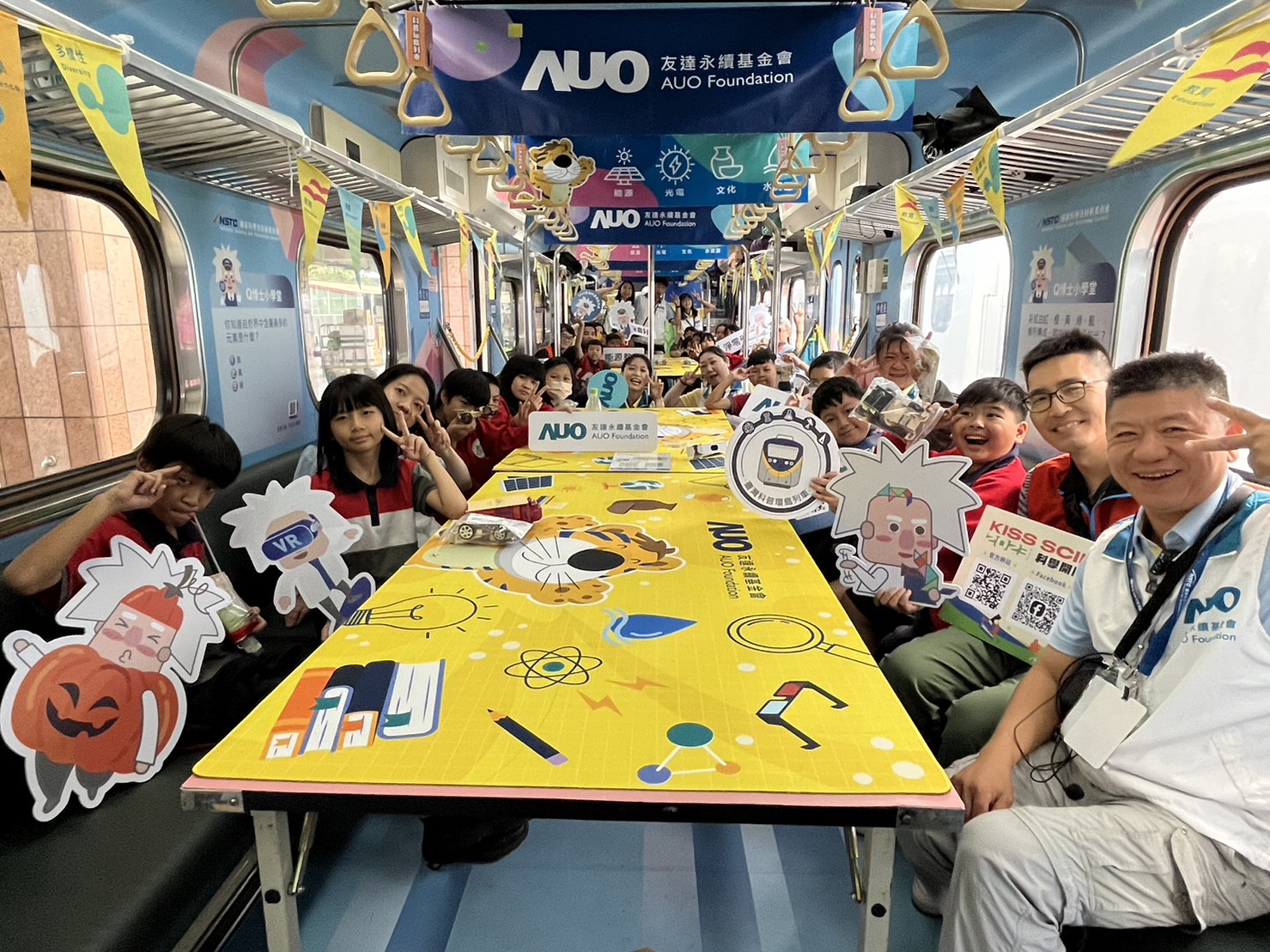人生就是搏永續基金會參與「臺灣科普環島列車」，設計基礎科學車廂課程，以「淨零碳排和永續能源」為主題，讓學生透過創意實驗認識淨零知識，以及思考生活中的減碳行為