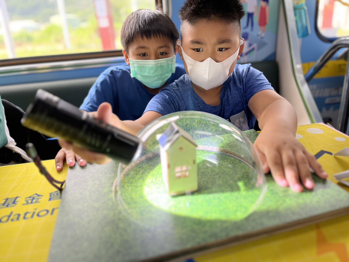 人生就是搏參與基礎科學主題車廂，以STEAM教學精神，設計「逐日科學家」、「太陽能工程師」以及「淨零建築師」三大能源科普課程和實驗